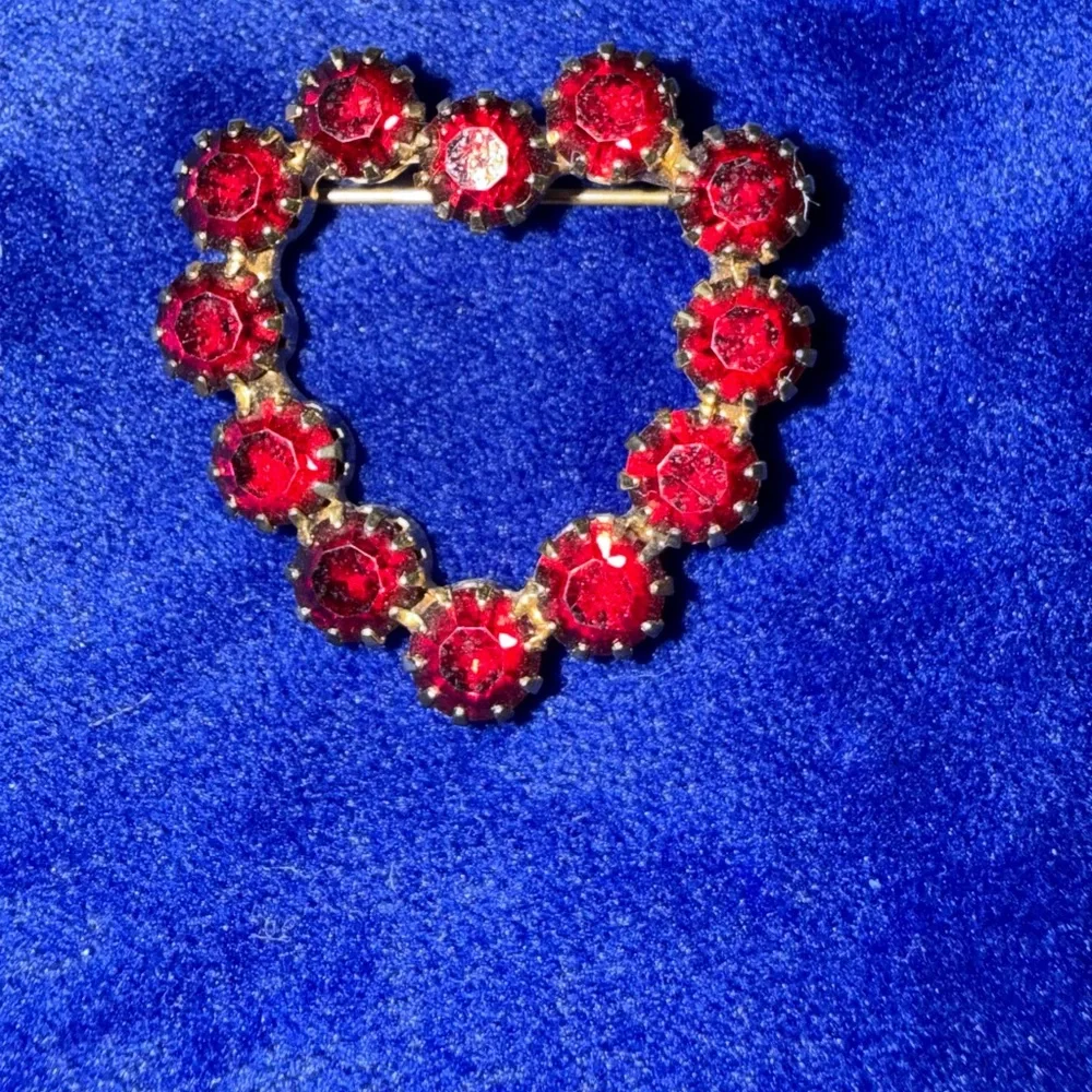 Red Crystal Heart Brooches - vintage Jewelry